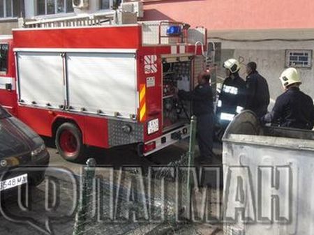 Кола горя на бензиностанция в Ихтиман, жена е в "Пирогов"