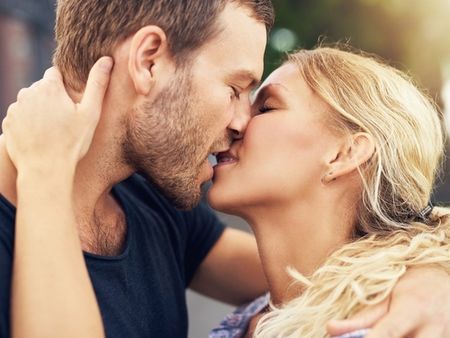 Осем начина, по които целувките ви правят по-здрави