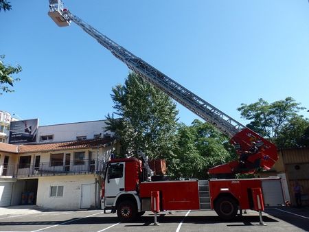 Пожарникари щурмуваха апартамент и откриха мъртва жена