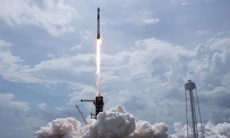 Капсулата на SpaceX с двамата астронавти на борда се скачи с МКС