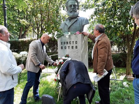 БСП-Бургас почете паметта на Христо Ботев