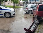 Зрелищен екшън: Шофьор помете няколко коли, блъсна пешеходка и се заби в къща (ВИДЕО)