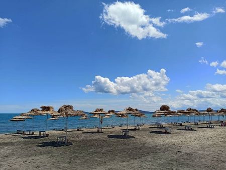 Чадърите на Северния плаж в Бургас безплатни, но не съвсем