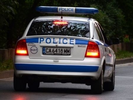 Бързи и яростни! Мъж с БМВ избяга от полицейска проверка и заряза колата си в Лом