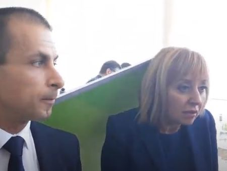 Пано удари по главата Мая Манолова в Бургас