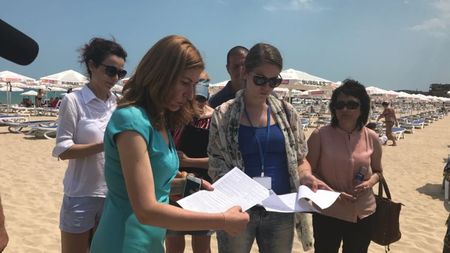 Ангелкова проверява лично плаж в Слънчев бряг заради сигнал в социалните мрежи