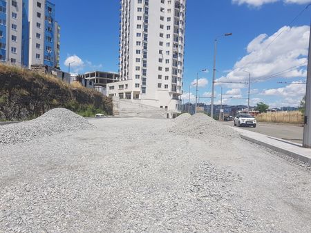 Изграждат паркинг пред Небостъргача в жк "Меден рудник"
