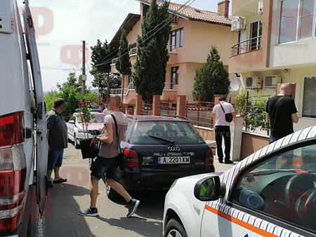 Криминалисти товарят саксиите с канабис в Черноморец в бял микробус