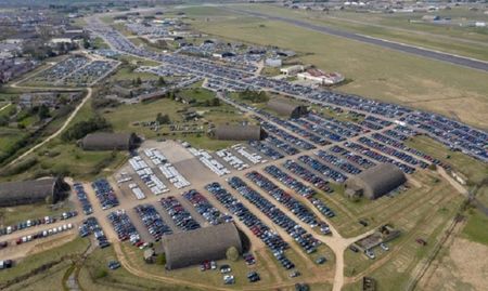 Коронавирусът превърна паркинги и авиобази в гробища за коли