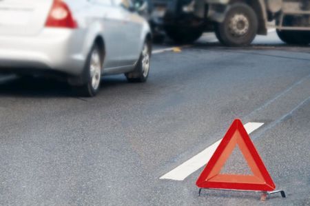 Водач на микробус удари паркиран автомобил на НСО в София