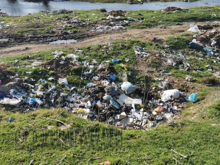 Гражданите на Средец бродят сред 10 тона боклуци в нелегално депо, на кмета им не му пукало