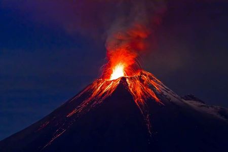 Вулкан изригна мощно в Еквадор