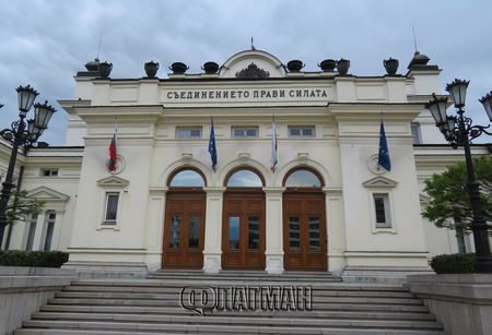 Класическата сграда на парламента отива в историята, депутатите се местят от 2 септември