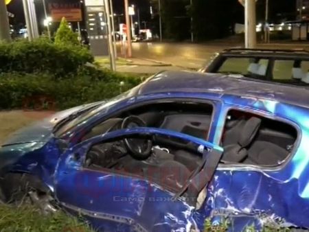 Тежка катастрофа в София, автомобил се заби в стълб