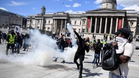 Сблъсъци в Лондон между крайнодесни и антирасисти (СНИМКИ)