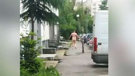 Потрес: Гол мъж се разходи из софийски улици (ВИДЕО)