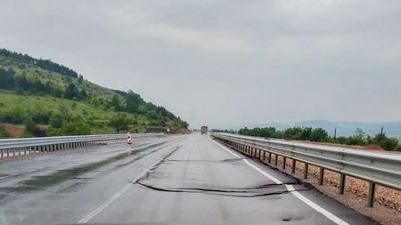 Пропадна асфалт на чисто новата магистрала към Сърбия