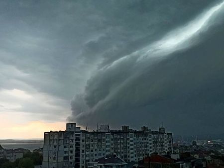 Страшна буря идва към Бургас