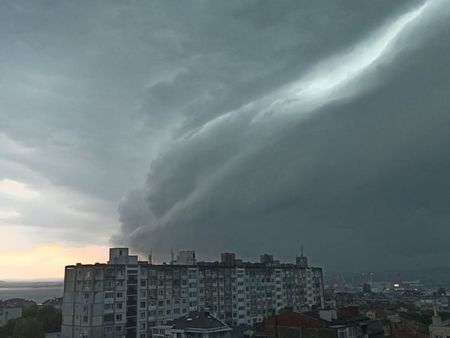 Буря премина през Бургас, идват още валежи, регионът е в епицентъра на циклон (ОБНОВЕНА)