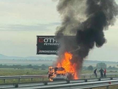 Извънредно! Кола избухна в пламъци на автомагистрала "Тракия"