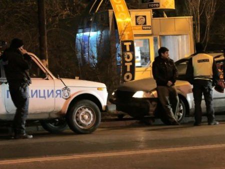 Полицаи от Бургас в луда гонка с 27-годишен, подкарал бясно Мерцедес без книжка и в насрещното