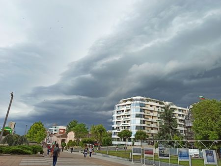 Дъждът продължава, по морето до 24 градуса