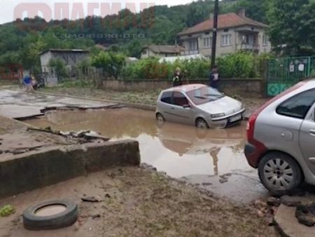 Воден апокалипсис край Пловдив и София, порои затвориха пътища