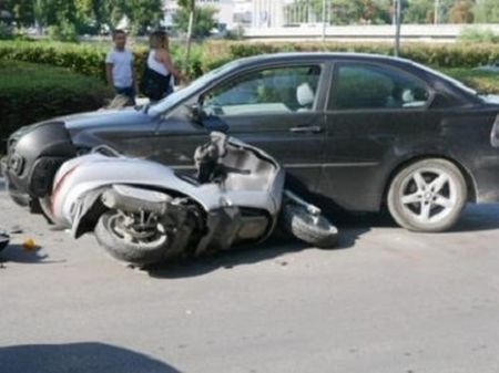 Мъж подкара бясно БМВ-то си и натресе възрастен дядо със скутер, прати го в болница