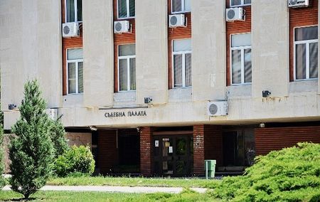 Коронавирусът повали съдия в Сливен – прати го в болница с двустранна бронхопневмония