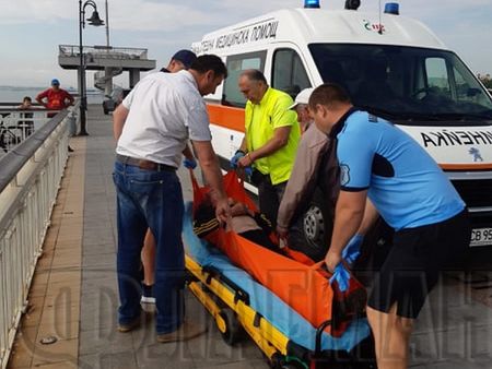 Вижте ексклузивни снимки от акцията на Моста в Бургас, при която бе спасен 70-годишен мъж