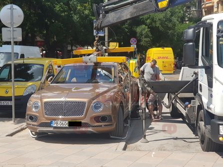 В Пловдив не си поплюват: Вижте как общинският паяк отнесе златно Бентли (СНИМКА)