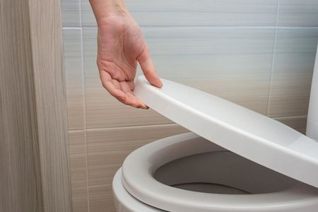 Коронавирусът ни дебне от тоалетната чиния