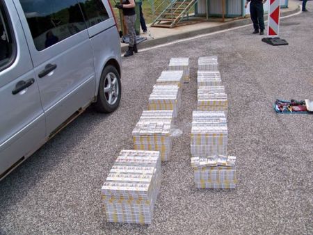 Задържаха почти 100 000 къса цигари на границата с Гърция