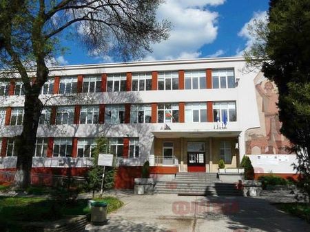 Строителният в Бургас с нова паралелка, седмокласници се избиват да учат в специалност "Брокер недвижими имоти"