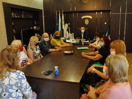 Подписаха новите Колективни трудови договори в сферата на образованието и на общинското здравеопазване в Бургас