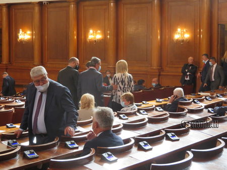 След като глобиха Борисов: Здравните власти погнаха и депутатите за маски, изискват записи от заседанието