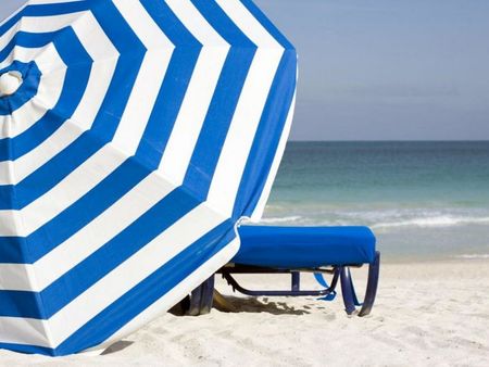 Софийска фирма взима плажа на Лозенец за 20 г., чадър и шезлонг – с цени до 10 лв. 