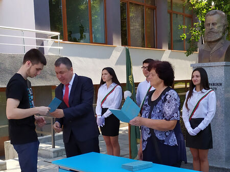 Кметът на Несебър връчи дипломи за средно образование на зрелостниците