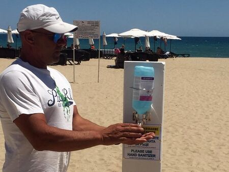 Плажът в Слънчев бряг е снабден с диспенсъри с дезинфектант за плажуващите