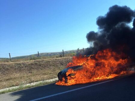 Извънредно! Кола изгоря като факла на АМ "Тракия", момче и момиче се спасиха по чудо