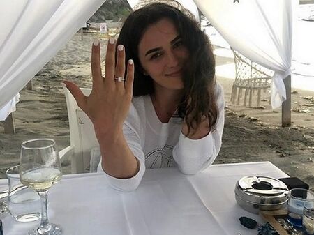 Щерката на Гущеров вдига сватба след романтично предложение на плажа