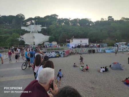 Стотици бургазлии готови да посрещнат първия юлски изгрев край брега на морето