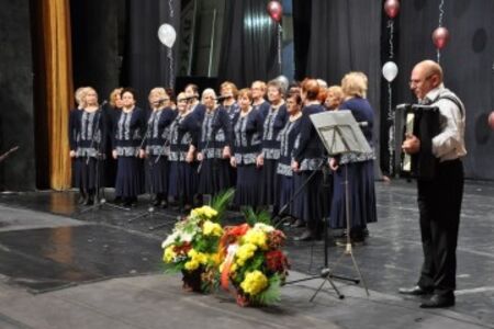 300 пенсионери получават средства за народни носии на фолклорните състави по нова програма на Община Бургас