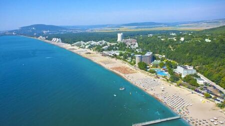 Затвориха всички нощни заведения в курорта Албена