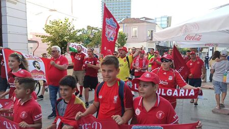 Феновете на „Ливърпул” от Бургас отпразнуваха титлата с атрактивно шествие