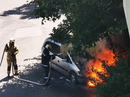 Кола пламна като факла в бургаския жк „Зорница”  (ексклузивно видео)