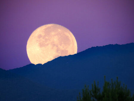 Лунното затъмнение и пълнолунието на 5 юли носят промени за 3 зодии