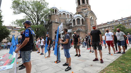 Полицаи излязоха на протест навръх професионалния си празник