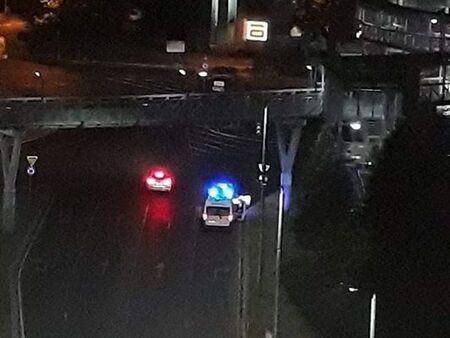 Див екшън в Бургас: Мъж плаши да скочи под колите от пасарелката на "Мираж"