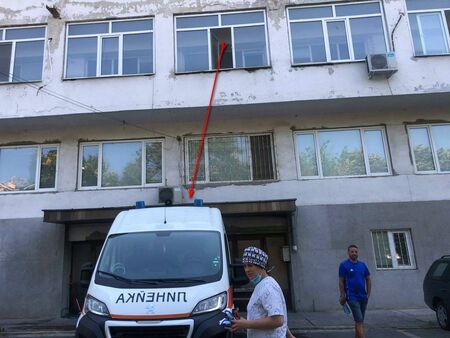 Гол скъса системите в реанимация на УМБАЛ-Бургас, скочи от 3-ия етаж и избяга